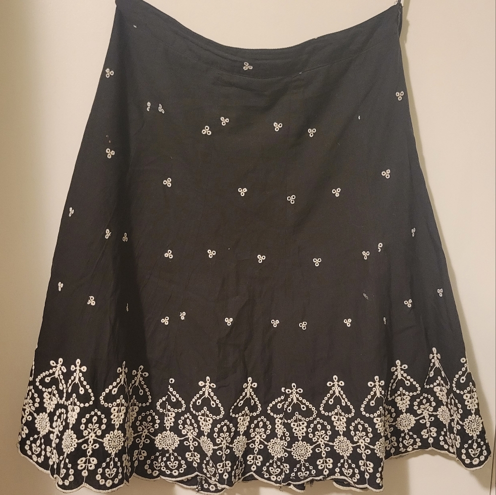 A-Line Embroidered Bottom Black&White Knee Length Skirt